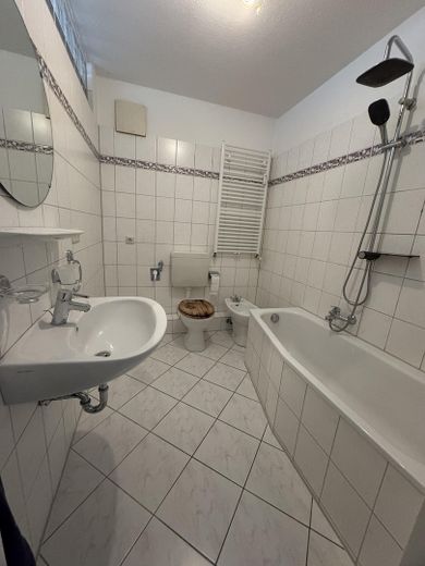 Modern & zentral: Helle Terrassen-Wohnung in Glinde mit neuer Küche und edlem Boden – Vollbad