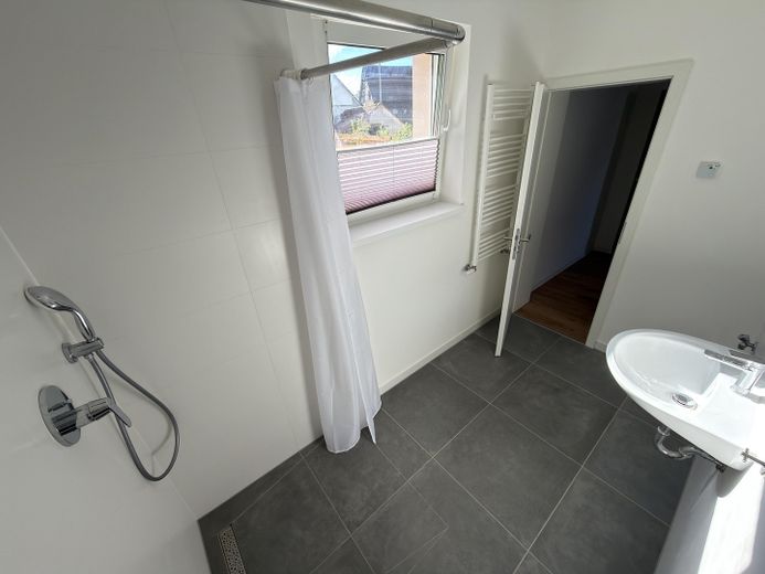 Kernsaniertes ZFH – 2 vermietbare Whg., Energieklasse A, 1.450 € Sollmiete – Bad EG