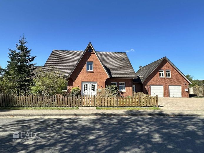 Top gepflegtes Einfamilienhaus mit Einliegerwohnung und Praxis in schöner Lage von Oldendorf – Herzlich Willkommen!