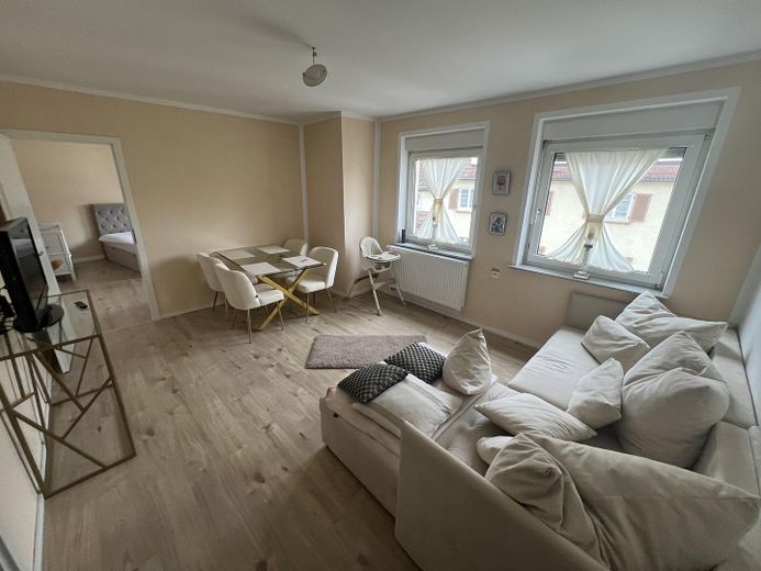 Schöne 2-Zimmer-Wohnung in Stuttgart mit Einbauküche, Balkon und Keller – Wohnzimmer