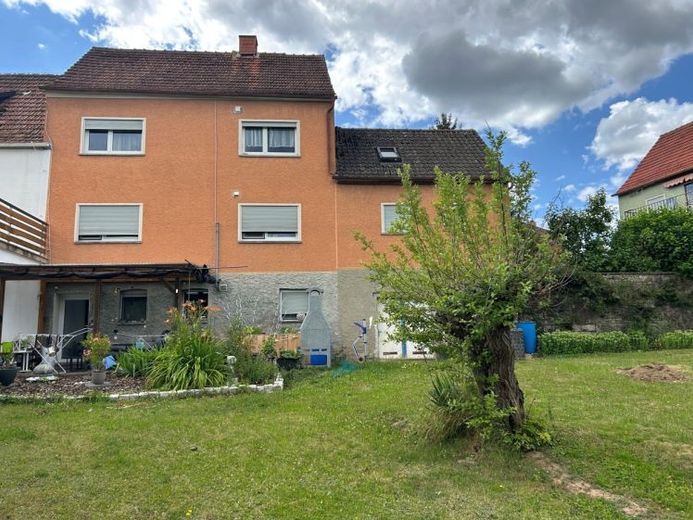 vermietetes Zweifamilienhaus mit Garage und Kfz-Stellplatz – Foto 1