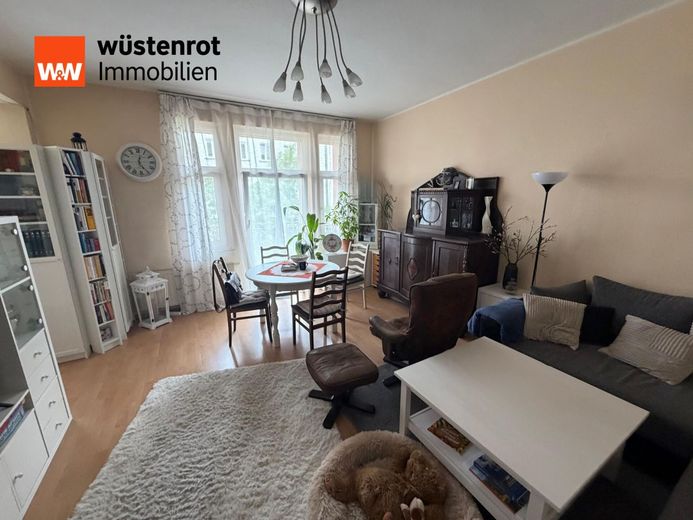 LIBERO AL ROGITO! Luminoso appartamento di 2 locali con due balconi nel cuore di Berlino-Friedrichshain – Wohnzimmer