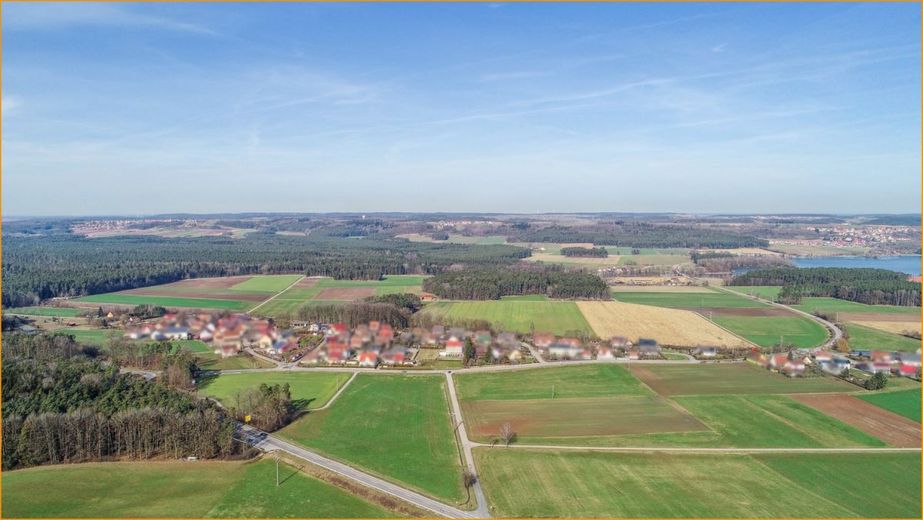 Grundstück mit Umgebung