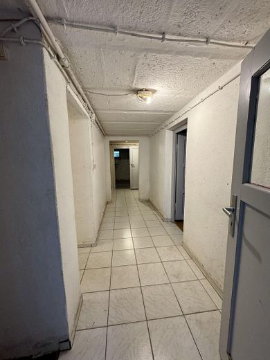 Freistehendes Haus, nutzbar als großzügiges Einfamilienhaus oder Zweigenerationenhaus – Keller Flur