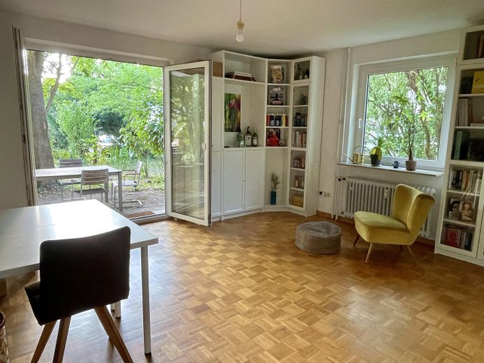 Im Grünen und doch mittendrin – charmante Doppelhaushälfte mit parkartigem Garten in Staufen – Zimmer 1 / EG