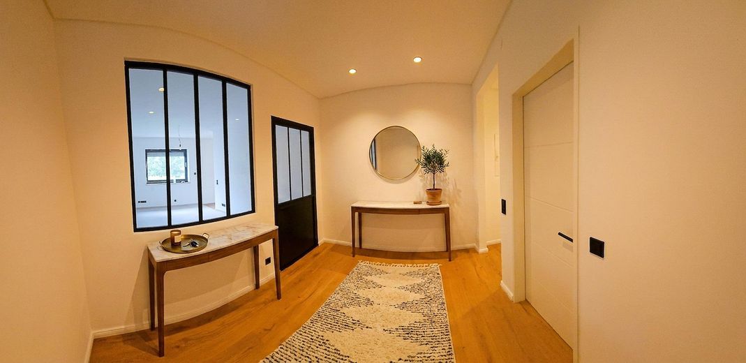 Erstbezug nach Sanierung: Barrierearme 2-Zimmer-Wohnung, Balkon & Tiefgarage in Bestlage Iserlohns – Eingangsbereich möbliert