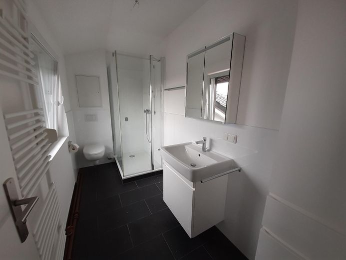 Helle 2-Zimmer-Maisonette-Wohnung in Hammersbach – Duschbad