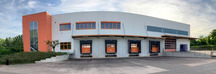 Lagerhalle Front Rampen u. Tor