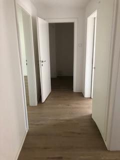 Helle 1 Zimmer, Küche, Dusche/WC Wohnung – Flur in Richtung Abstellkammer