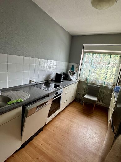 Luminoso apartamento de 3,5 habitaciones con balcón, ascensor y baño nuevo – Küche