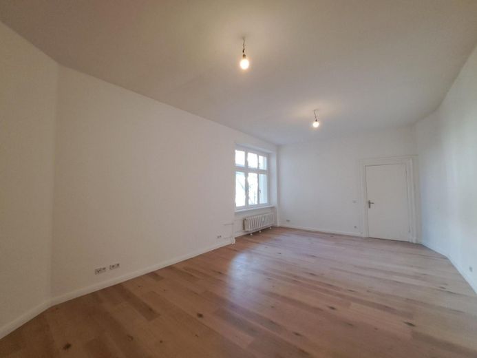 Stilvolle, geräumige 2-Zimmer-Wohnung am Viktoriapark, *KEINE PROVISION* – Wohnzimmer