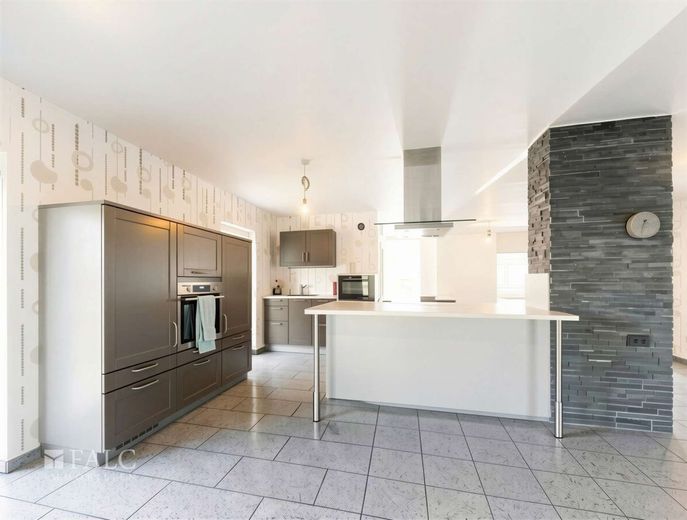Moderner Bungalow mit großzügigem Garten und Garage – Küche_1