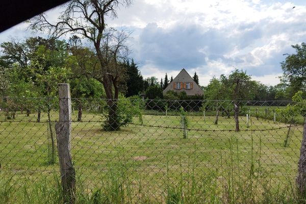 Casa colonica su terreno edificabile ai margini del paese