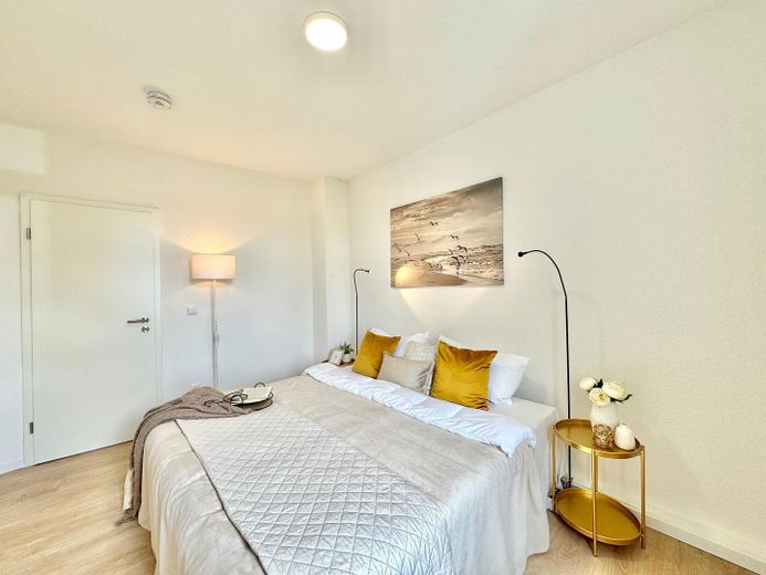Sofort einziehen oder vermieten! Modernisierte 2-Zimmer-Wohnung in Wismars Altstadt – Schlafzimmer