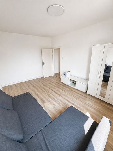 Helle und gepflegte 3 Zimmer Wohnung mit Einbauküche in Nürnberg! – Wohn- und Esszimmer