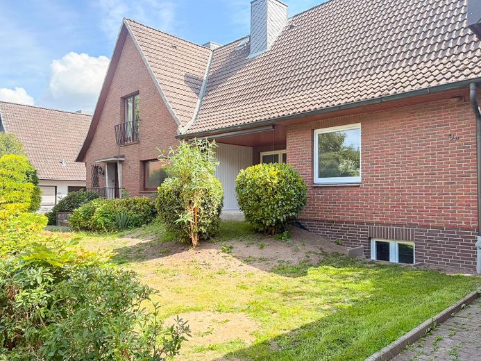 Modernisierte DHH mit Wärmepumpe in Bargteheide. – Ansicht von vorne (Terrasse)