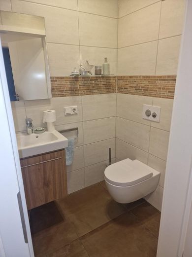 Teilmöblierte barrierearme 3 Zimmer Wohnung mit Balkon und Aufzug in ruhiger Lage – Gäste WC