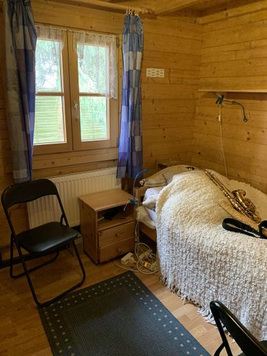 Blockbohlen-Ferienhäuschen aus Altersgründen für €149.000 zu veräußern – Schlafzimmer unten