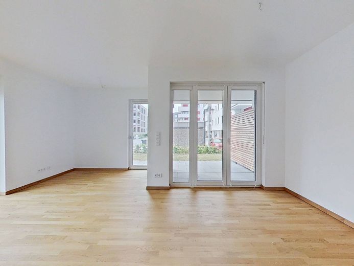 Confort residencial de categoría en una ubicación tranquila: Amplio piso nuevo de 3 habitaciones con terraza soleada y cocina equipada – Ansicht III: Wohn- und Esszim…