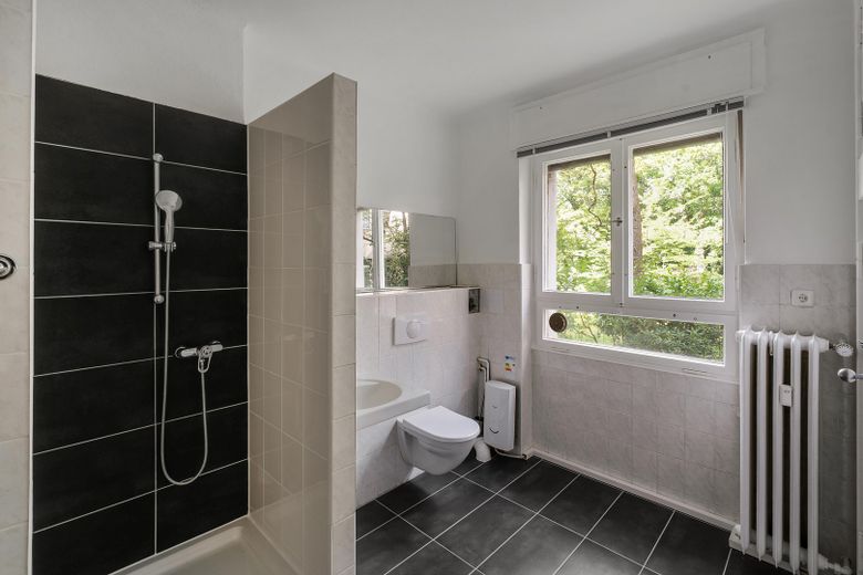 KOMİSYONSUZ - 144 m² büyüklüğünde, Schmargendorf'da iç avlu bahçeli 4,5 odalı yüksek zemin kat dairesi – Badezimmer mit Dusche