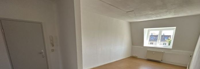 Schnell sein und Geld sparen! 3-Zimmer-Wohnung im Dachgeschoss mit Balkon!