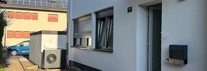 Atractiva casa adosada de esquina, clase energética A, vivienda multigeneracional con gran jardín y 2 garajes