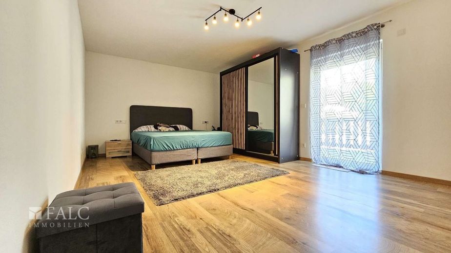 Zweifamilienhaus mit Potenzial in Landau a. d. Isar - zwei Wohneinheiten, Garage &amp; Garten – Wohnung - Schlafzimmer