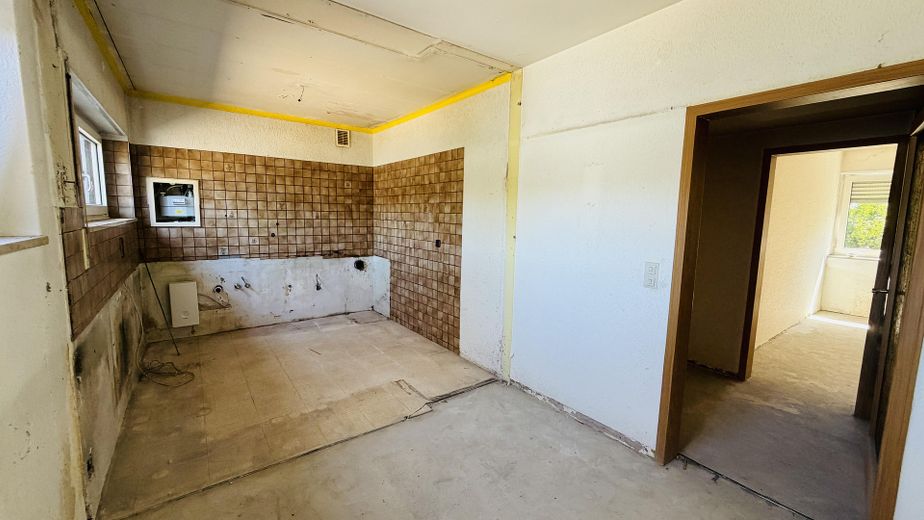Rohdiamant in Top-Lage: Ebenerdiger Bungalow mit großem Garten – viel Platz für Familien – Küche