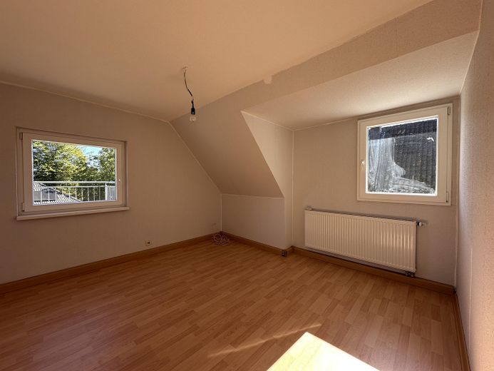 VICINO AL CENTRO! Appartamento mansardato, unità condominiale in edificio plurifamiliare ristrutturato – Schlafzimmer