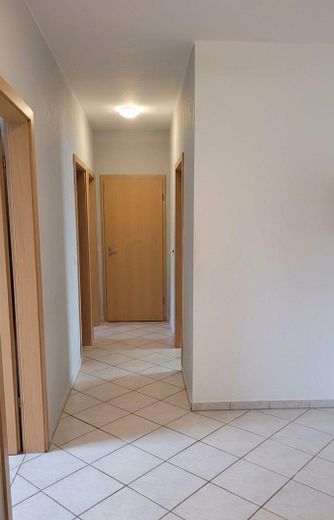 Casa bifamiliar independiente con apartamento y 3 garajes – Erdgeschoß Diele