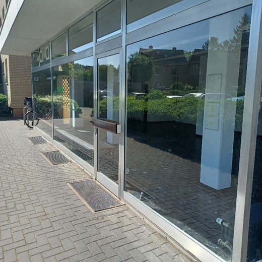 Hannover: Ladenlokal mit 77m² und großen Schaufenstern-Parkplätze vor der Tür – Aussenansicht