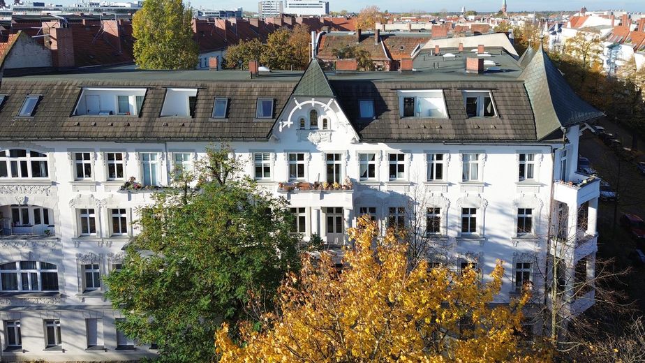 Bezugsfrei ab sofort: Provisionsfreie Eigentumswohnung im gepflegten Altbau – Buddestraße
