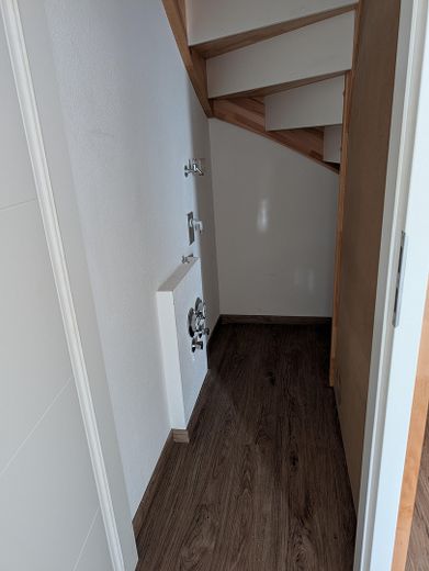 Traumhafte 3-Zimmerwohnung mit Blick zum Herkules – Hauswirtschaftsraum / Treppe