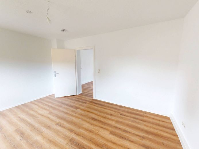 Zomer, zon, besparen: 2 netto koude huren cadeau! 2-kamerappartement met BALKON op loopafstand van de oever van de Main – Ansicht II: Schlafzimmer