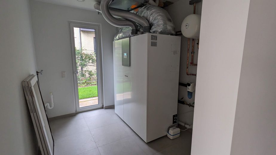 Neubau Doppelhaushälfte auf privater Wohnanlage  - A+ – Haustechnikraum Wärmepumpe Süd