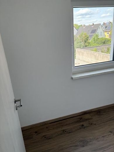 3,5 Zimmer DG- ETW im neuw. 2-FH, 91220 Schnaittach  EB 11/23 incl. Gartenanteil/Garage uvm. – Halbes Zimmer/Kind leer
