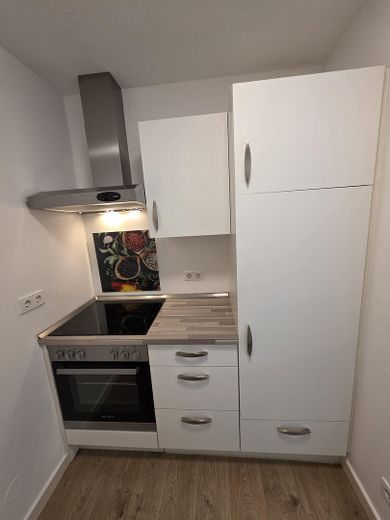 Schöner Wohnen, provisionsfreie/möblierte 1,5 Z-Whg.,2.OG, Lift, TG, 10 Min. U3, 5 % Rendite möglich – Küche