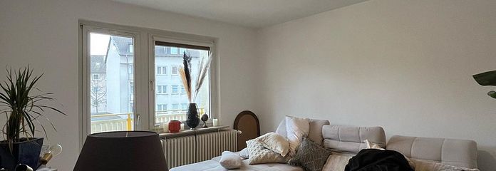 Wuppertal-Barmen में ताज़ा नवीनीकृत 2 कमरों का अपार्टमेंट – दिसंबर से उपलब्ध – Wohnzimmer