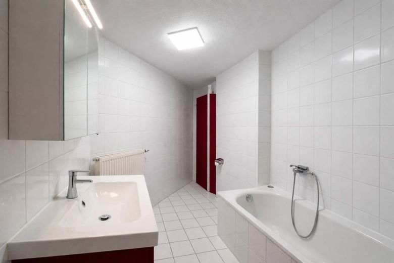 SCHICKE 3-RAUM WOHNUNG MIT BALKON UND TIEFGARAGENSTELLPLATZ – Badezimmer