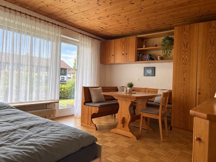 Compacta residencia en Allgäu con terraza orientada al sur y vistas a las montañas – Wohnraum