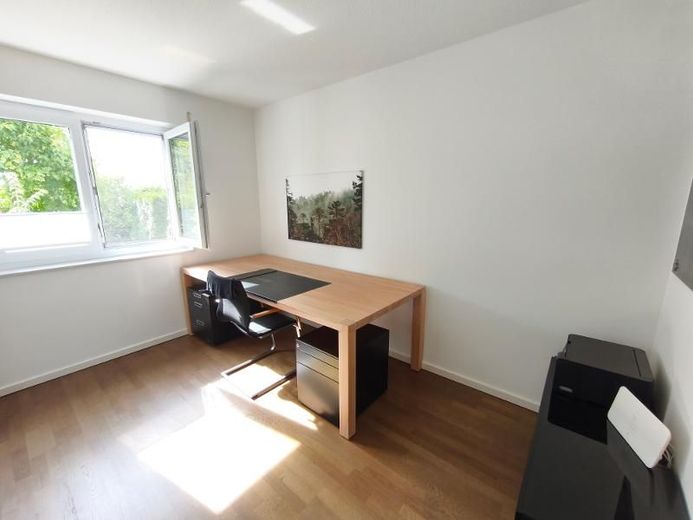 3 Zi. Wohnung (möbliert) im EG mit Terrasse, Carport und Stellplatz – Gäste- /Arbeitszimmer Bild 2