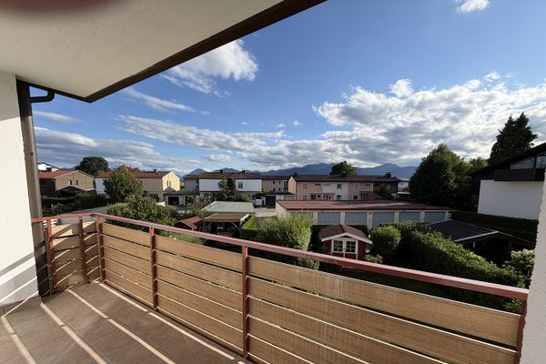 Mooie, ruime 3-kamerwoning 90m² met zuidwestbalkon en droomuitzicht in Rosenheim-Pang
