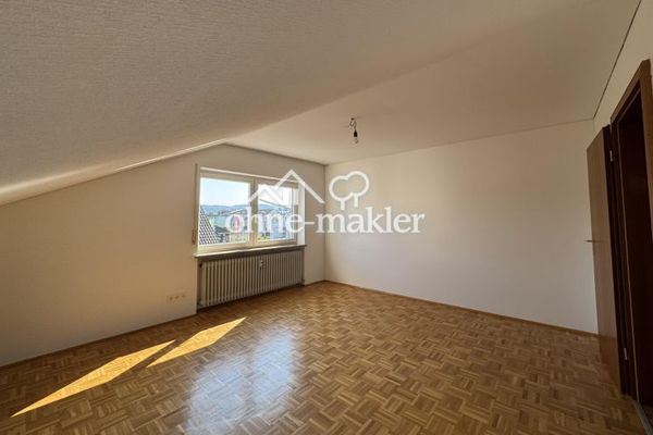 Helle, geräumige und frisch sanierte 2,5 Zimmer-Dachgeschosswohnung