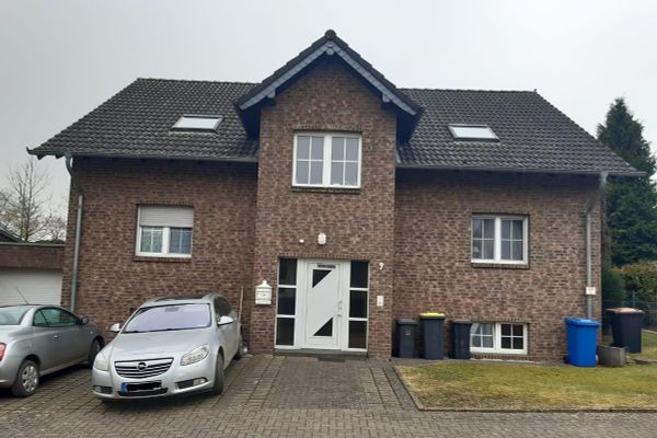 Gepflegtes Zweifamilienhaus mit freier Dachgeschosswohnung, großem Südgarten und Garage