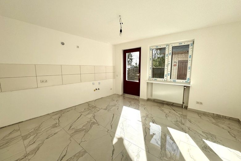 Stilvolles Einfamilienhaus mit hochwertiger Teilsanierung und großzügiger Garage – Küche