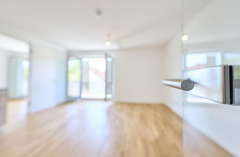 Neubau: Helle und ruhige Zwei-Zimmer-Wohnung mit luxuriöser Innenausstattung mit Balkon und EBK – Eingang: Wohnbereich 1