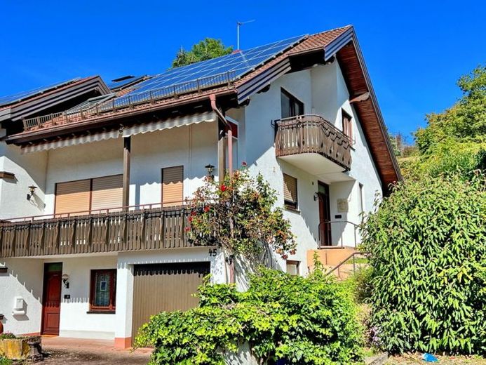 Großzügige Dachgeschosswohnung mit Garten und Klimaanlage. – Foto 1