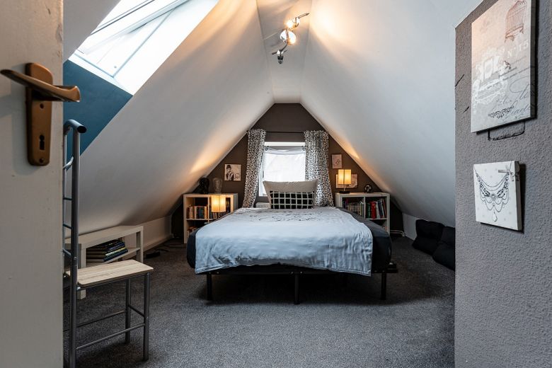 vielseitig verwendbares Zweifamilienwohnhaus im anerkannten Naturschutzgebiet – erstes Zimmer im DG