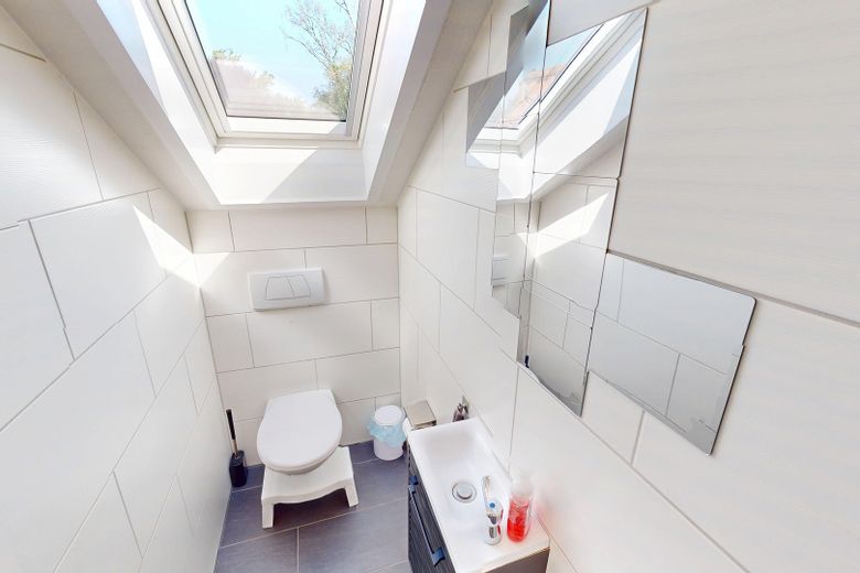 Porsche praktisch vor der Haustür: 3-Zimmer Wohnung mit zwei Balkonen und Tiefgaragenstellplatz – Badezimmer