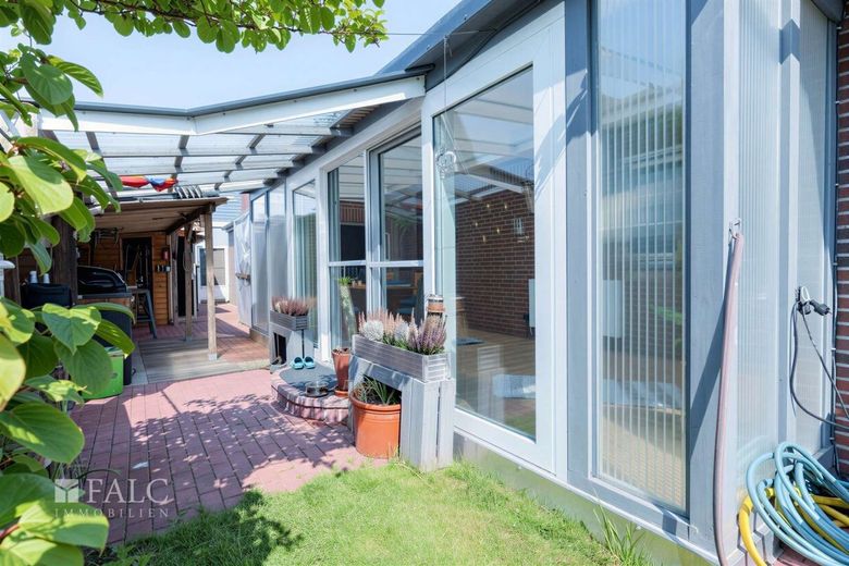 Provisionsfrei: modernisiertes Einfamilienhaus mit Pool und Sauna – Außenansicht Wintergarten